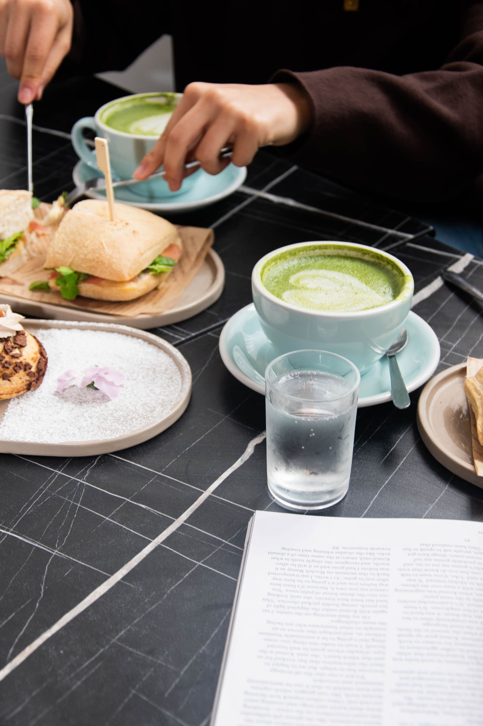 Matcha y sándwich recién salidos de nuestra cocina