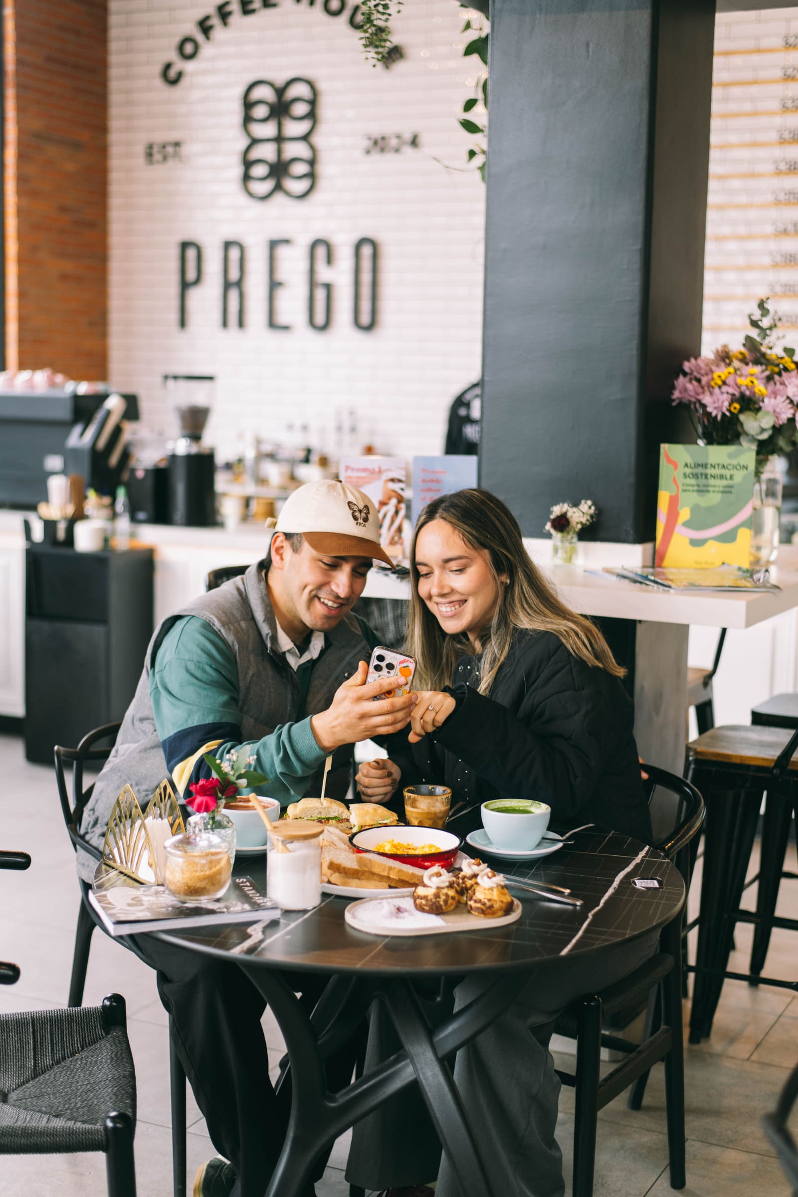 Desayunando juntos bajo nuestro mural ✨