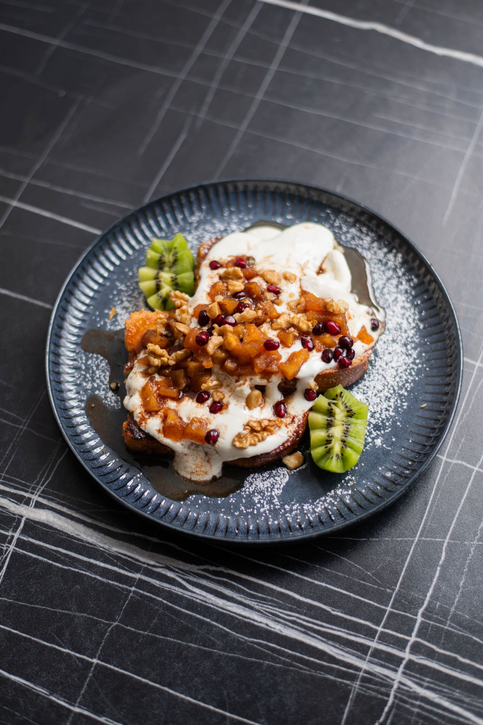 Nuestra tostada con yogurt y frutos rojos, un dulce imposible de resistir